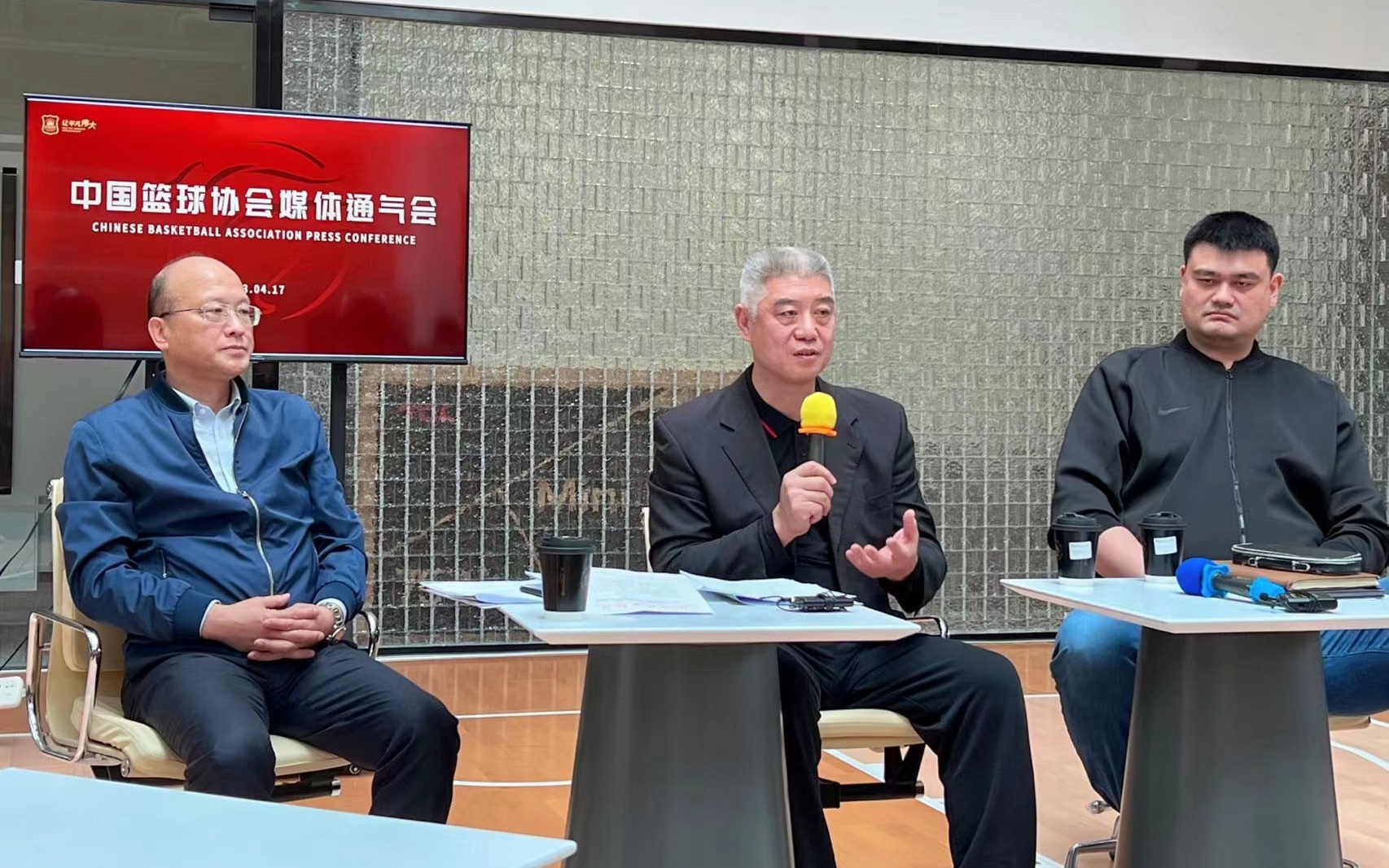姚明、徐济成和张雄（从右至左）在媒体通气会上宣布处罚决定。  图/新华社